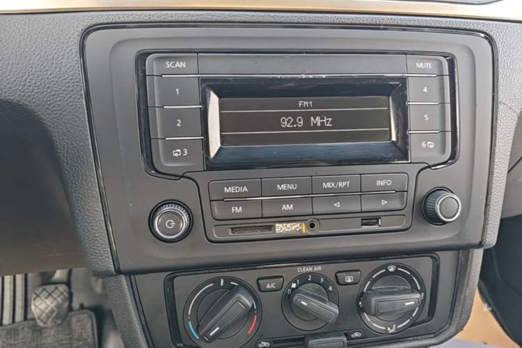 Used Volkswagen Santana 2016 1.4L Manual Fashion Edition Audio And AC Panel