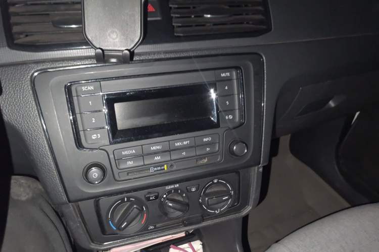 Used Volkswagen Santana 2016 1.6L Manual Fashion Edition Audio And AC Panel