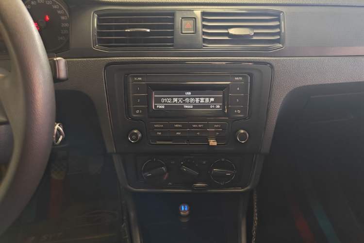 Used Volkswagen Santana 2016 1.6L Manual Fashion Edition Audio And AC Panel