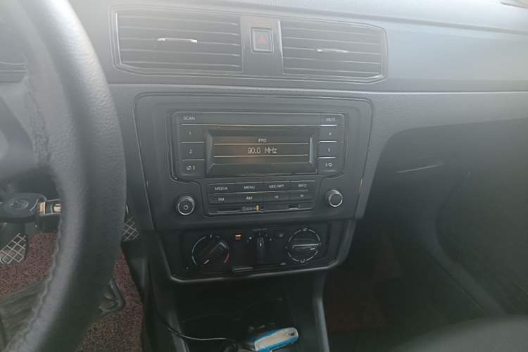 Used Volkswagen Santana 2016 1.6L Manual Fashion Edition Audio And AC Panel