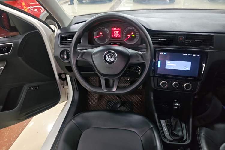 Used Volkswagen Santana 2016 1.6L Automatic Fashion Edition Audio And AC Panel