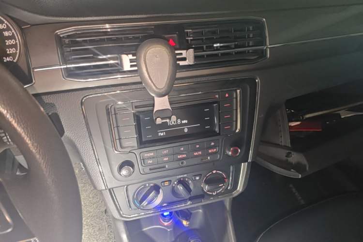 Used Volkswagen Santana 2016 1.6L Automatic Comfort Edition Audio And AC Panel