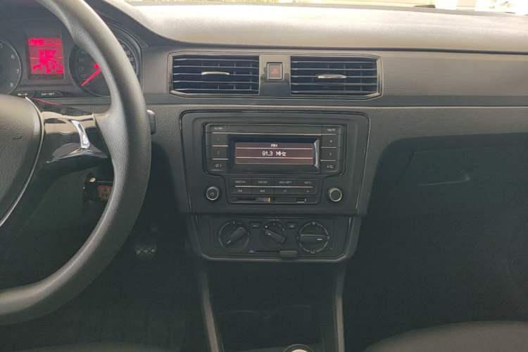 Used Volkswagen Santana 2016 1.4L Manual Fashion Edition Audio And AC Panel