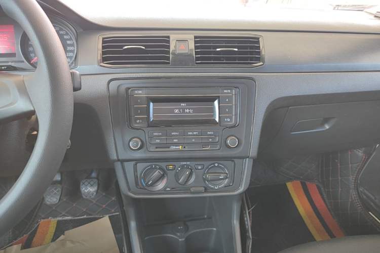 Used Volkswagen Santana 2016 1.4L Manual Fashion Edition Audio And AC Panel