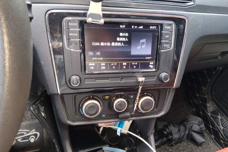 Used Volkswagen Santana 2016 1.6L Manual Fashion Edition Audio And AC Panel
