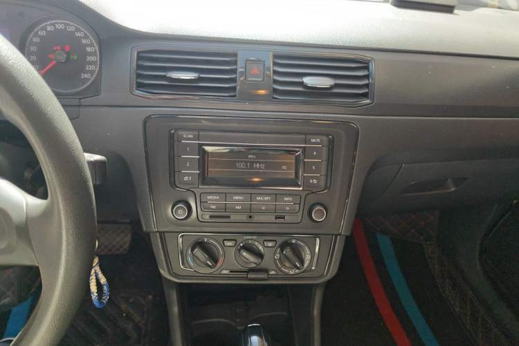 Used Volkswagen Santana 2016 1.6L Automatic Fashion Edition Audio And AC Panel