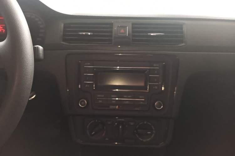 Used Volkswagen Santana 2016 1.6L Automatic Fashion Edition Audio And AC Panel