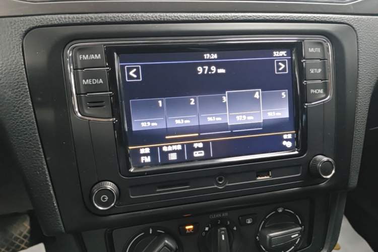 Used Volkswagen Santana 2016 1.6L Automatic Fashion Edition Audio And AC Panel