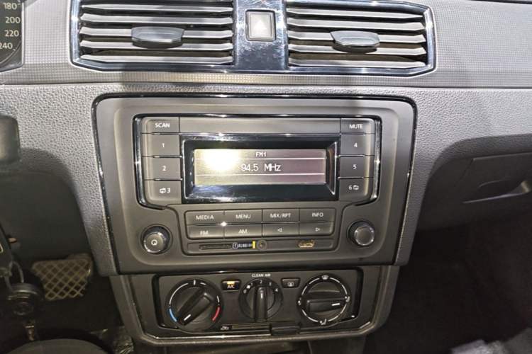 Used Volkswagen Santana 2016 1.6L Automatic Fashion Edition Audio And AC Panel