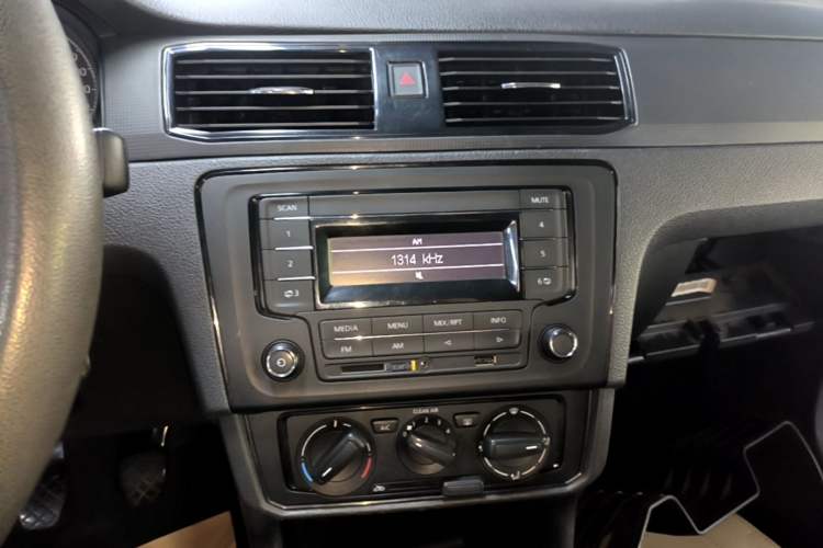 Used Volkswagen Santana 2016 1.4L Manual Fashion Edition Audio And AC Panel