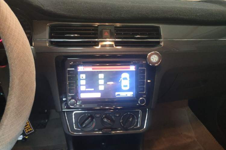 Used Volkswagen Santana 2016 1.6L Automatic Comfort Edition Audio And AC Panel