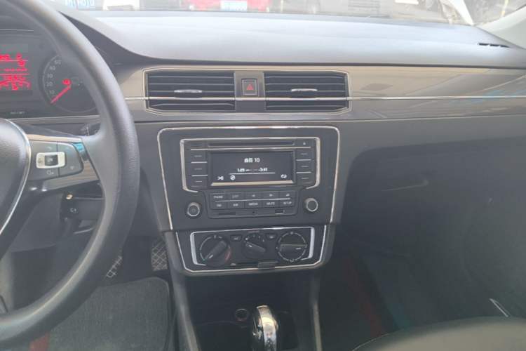 Used Volkswagen Santana 2016 1.6L Automatic Comfort Edition Audio And AC Panel