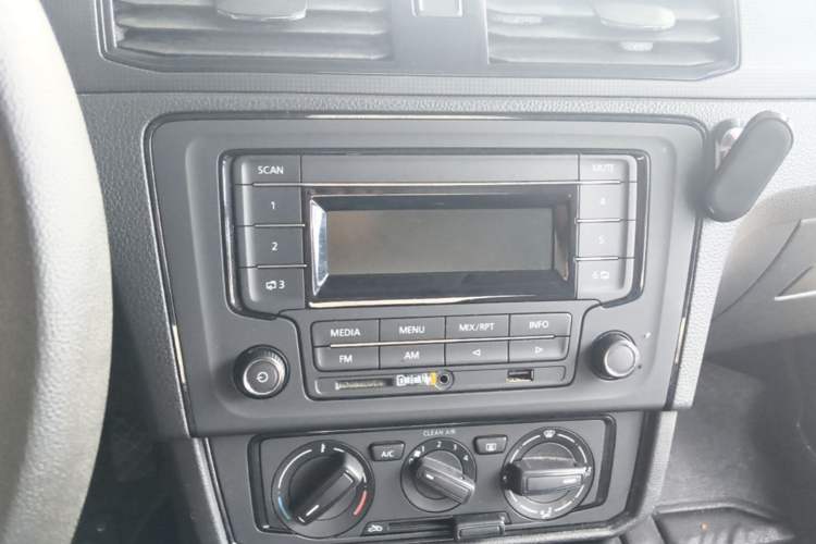 Used Volkswagen Santana 2016 1.6L Manual Fashion Edition Audio And AC Panel