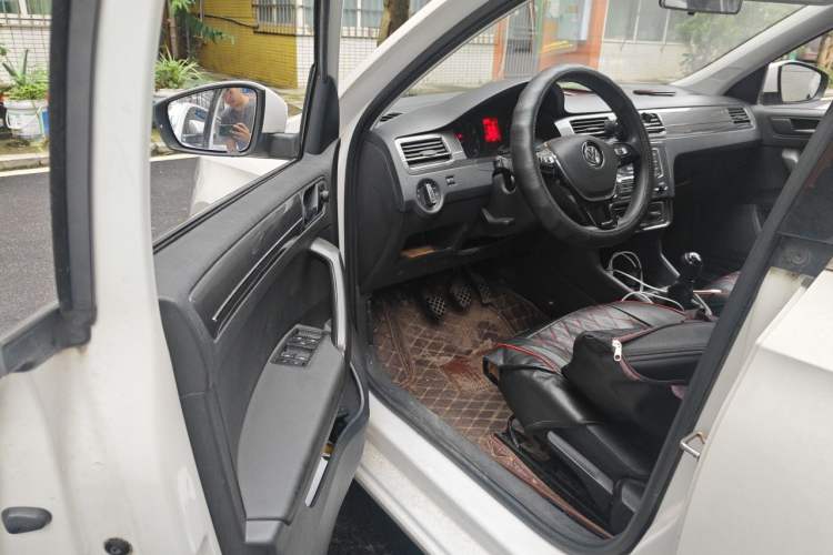 Used Volkswagen Santana 2016 1.6L Manual Comfort Edition Driver Seat