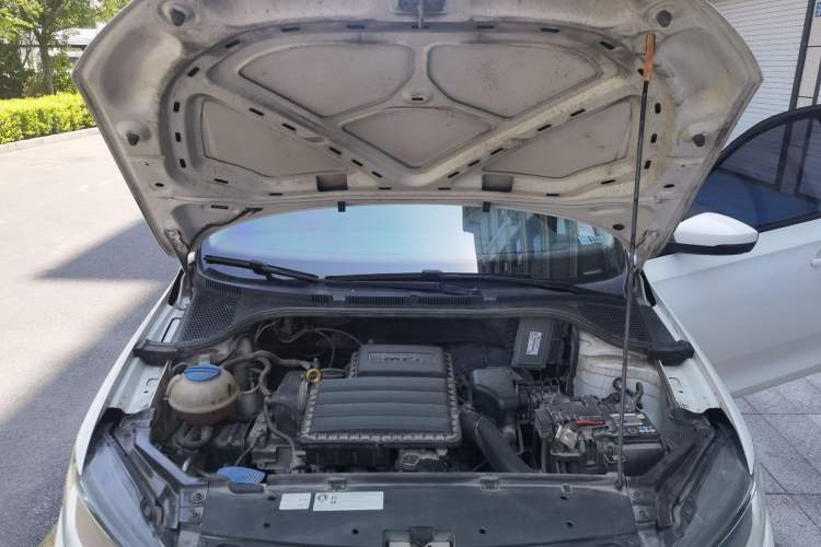 Used Volkswagen Santana 2016 1.6L Manual Fashion Edition Engine Bay