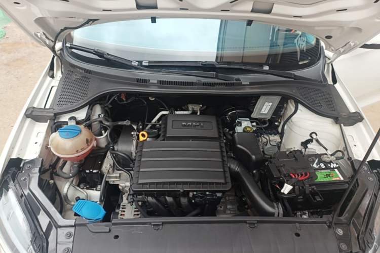 Used Volkswagen Santana 2016 1.6L Manual Fashion Edition Engine Bay