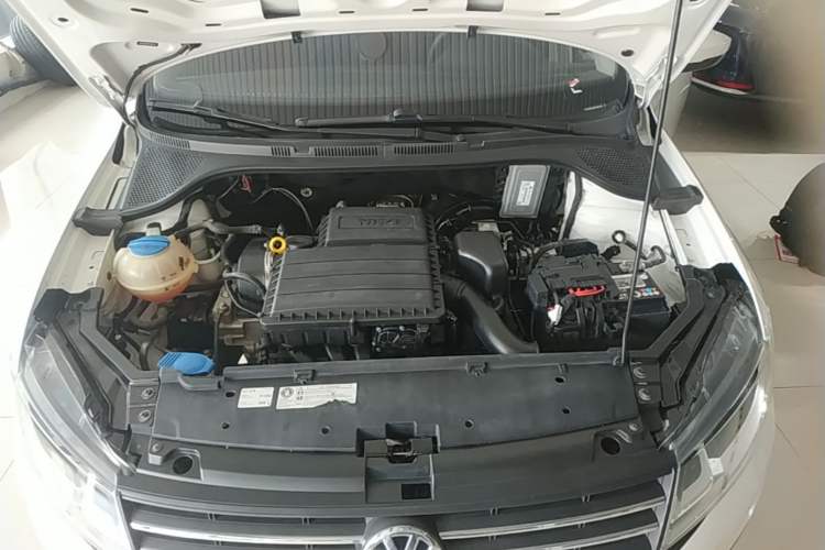 Used Volkswagen Santana 2016 1.6L Automatic Fashion Edition Engine Bay