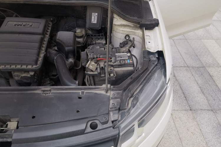 Used Volkswagen Santana 2016 1.6L Manual Fashion Edition Engine Bay Left