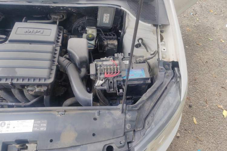 Used Volkswagen Santana 2016 1.6L Manual Fashion Edition Engine Bay Left