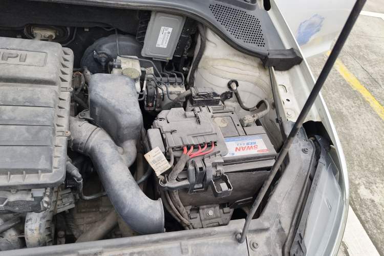 Used Volkswagen Santana 2016 1.6L Automatic Fashion Edition Engine Bay Left