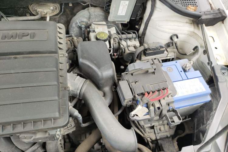 Used Volkswagen Santana 2016 1.6L Automatic Fashion Edition Engine Bay Left