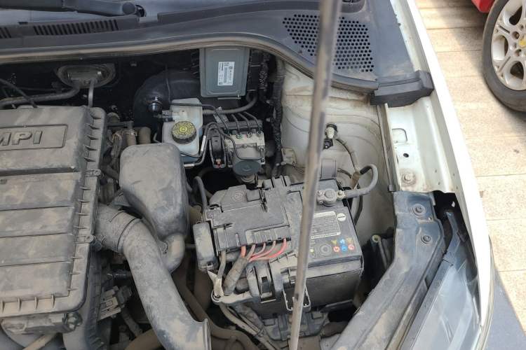Used Volkswagen Santana 2016 1.6L Manual Fashion Edition Engine Bay Left