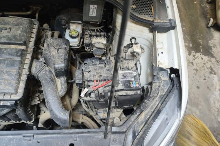 Used Volkswagen Santana 2016 1.6L Manual Comfort Edition Engine Bay Left