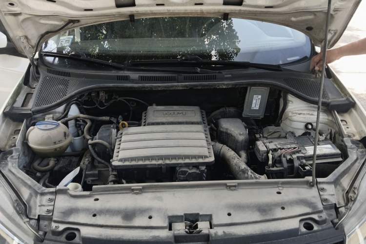 Used Volkswagen Santana 2016 1.6L Manual Fashion Edition Engine Bay