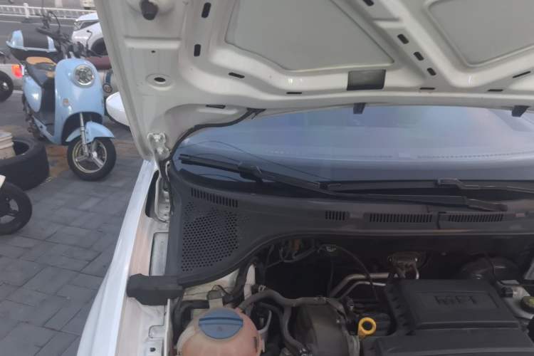 Used Volkswagen Santana 2016 1.6L Automatic Fashion Edition Engine Bay Right