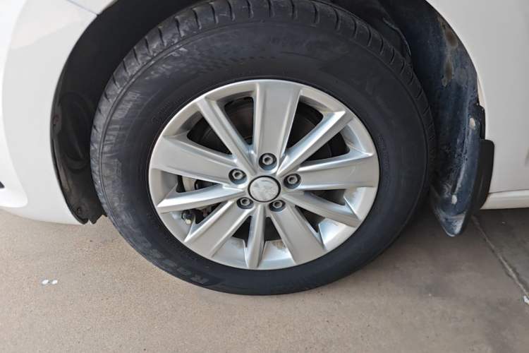 Used Volkswagen Santana 2016 1.6L Manual Fashion Edition Exterior 4