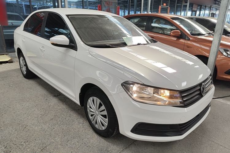 Used Volkswagen Santana 2016 1.6L Automatic Fashion Edition Front Right 45 Deg