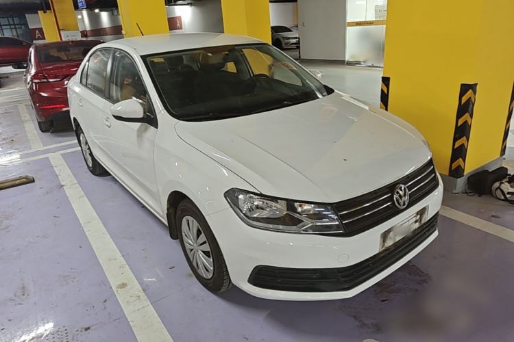 Used Volkswagen Santana 2016 1.6L Automatic Fashion Edition Front Right 45 Deg