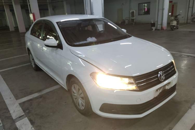 Used Volkswagen Santana 2016 1.6L Manual Fashion Edition Front Right 45 Deg