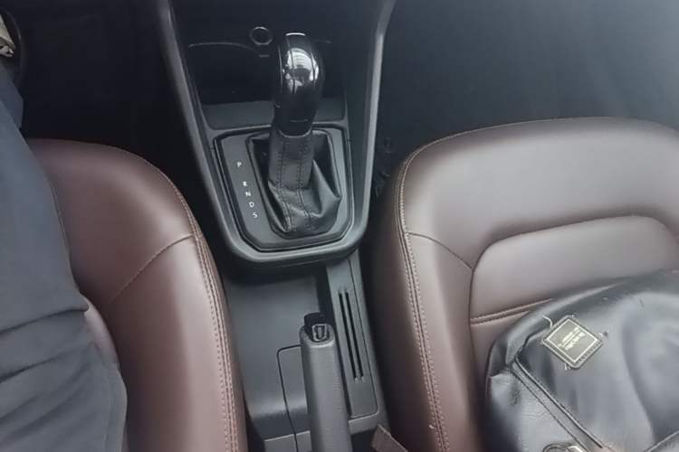 Used Volkswagen Santana 2016 1.6L Automatic Fashion Edition Gear Lever