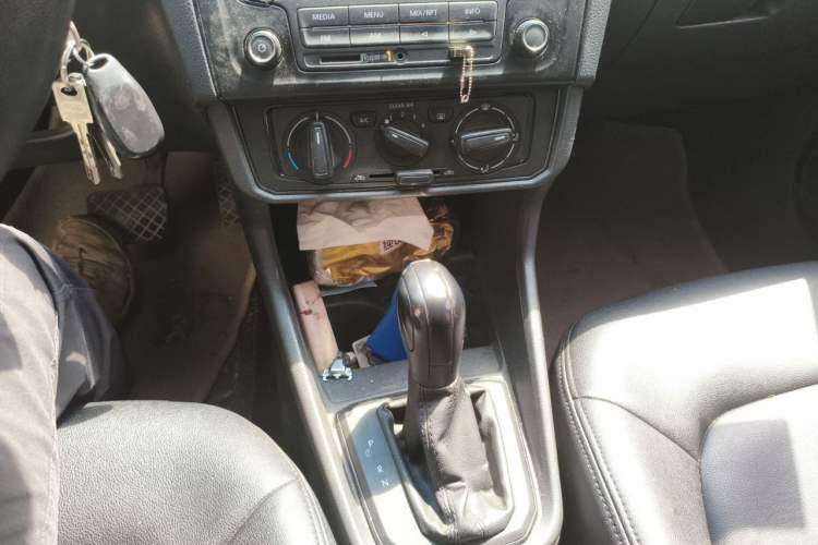 Used Volkswagen Santana 2016 1.6L Automatic Fashion Edition Gear Lever