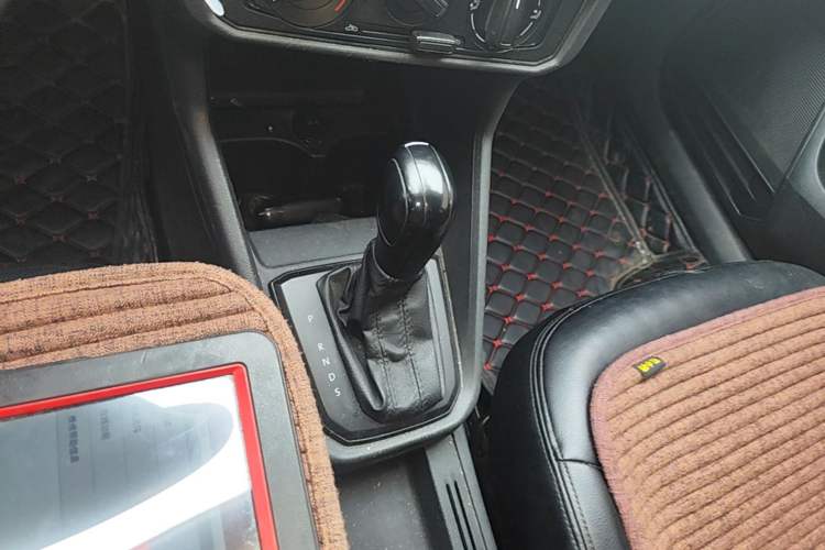 Used Volkswagen Santana 2016 1.6L Automatic Fashion Edition Gear Lever