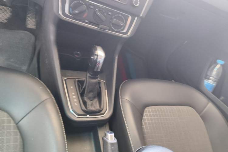 Used Volkswagen Santana 2016 1.6L Automatic Comfort Edition Gear Lever