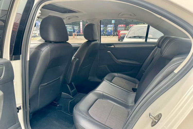 Used Volkswagen Santana 2016 1.6L Manual Comfort Edition Interior 2