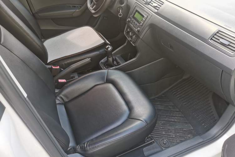 Used Volkswagen Santana 2016 1.6L Manual Fashion Edition Interior 4