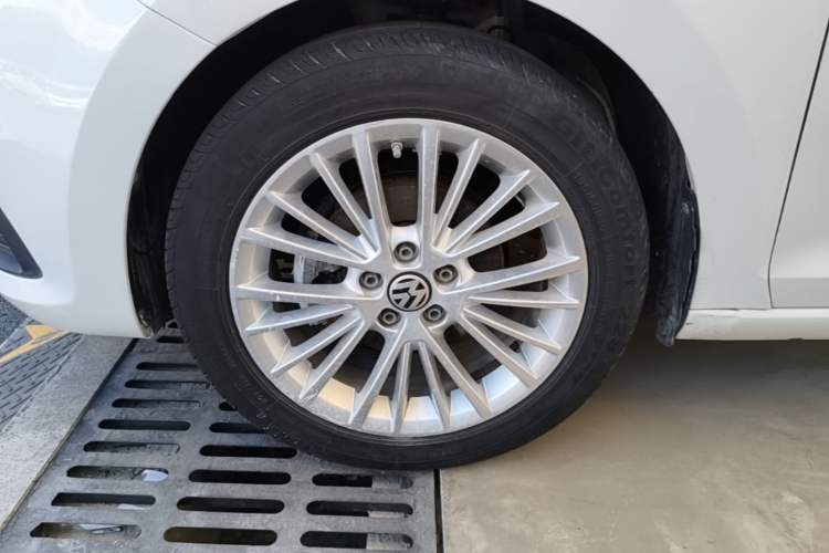 Used Volkswagen Santana 2016 1.6L Automatic Fashion Edition Left Front Wheel Hub
