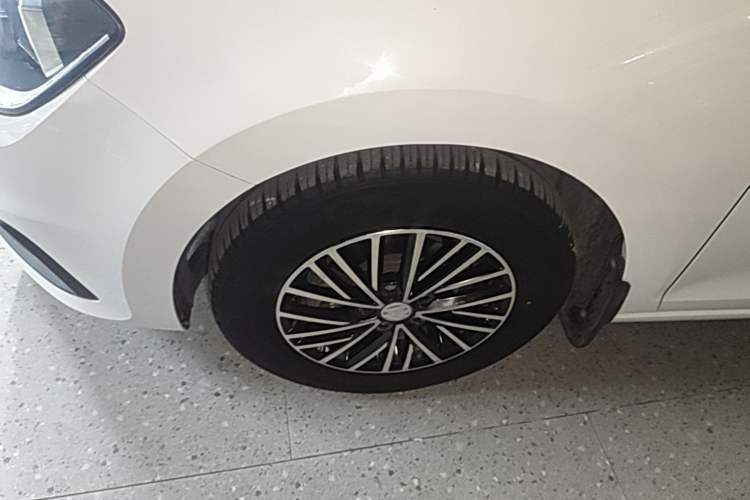 Used Volkswagen Santana 2016 1.6L Automatic Fashion Edition Left Front Wheel Hub