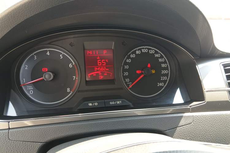 Used Volkswagen Santana 2016 1.6L Automatic Comfort Edition Odometer Close Up