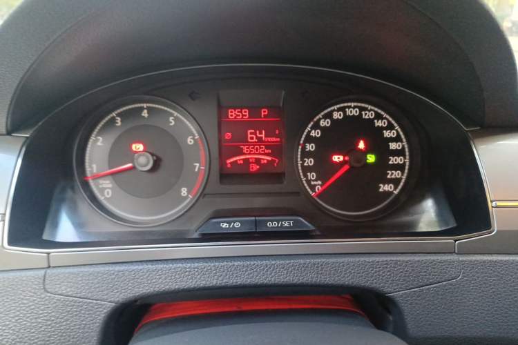 Used Volkswagen Santana 2016 1.6L Automatic Comfort Edition Odometer Close Up