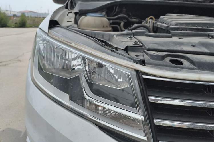 Used Volkswagen Santana 2016 1.6L Automatic Comfort Edition Right Front Headlight