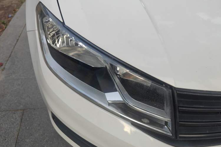 Used Volkswagen Santana 2016 1.4L Manual Fashion Edition Right Front Headlight