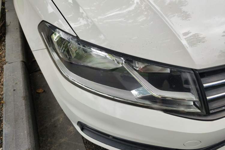 Used Volkswagen Santana 2016 1.6L Automatic Fashion Edition Right Front Headlight