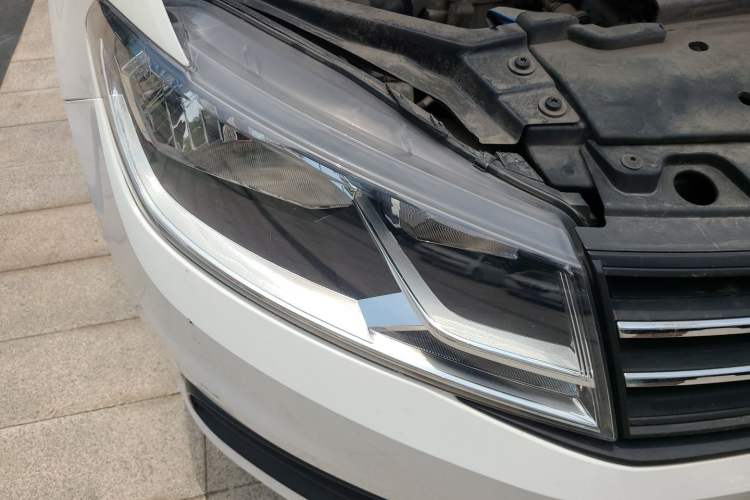 Used Volkswagen Santana 2016 1.6L Manual Fashion Edition Right Front Headlight