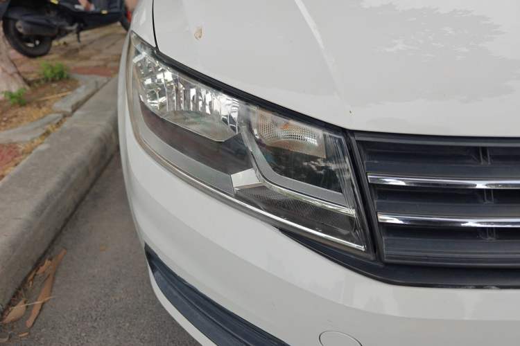 Used Volkswagen Santana 2016 1.6L Automatic Fashion Edition Right Front Headlight