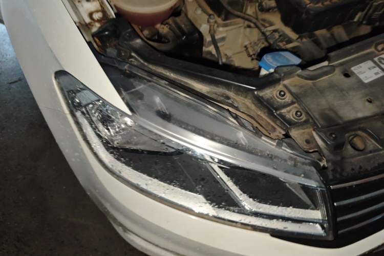 Used Volkswagen Santana 2016 1.6L Automatic Comfort Edition Right Front Headlight