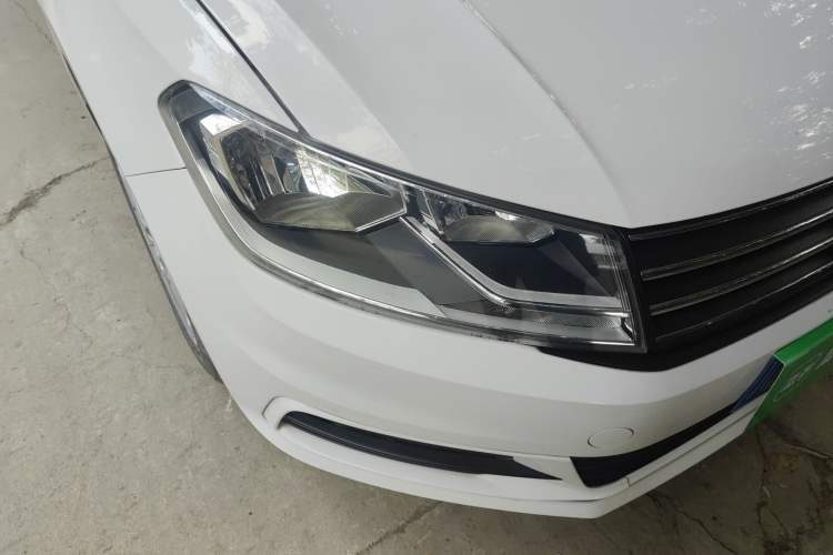 Used Volkswagen Santana 2016 1.6L Manual Comfort Edition Right Front Headlight
